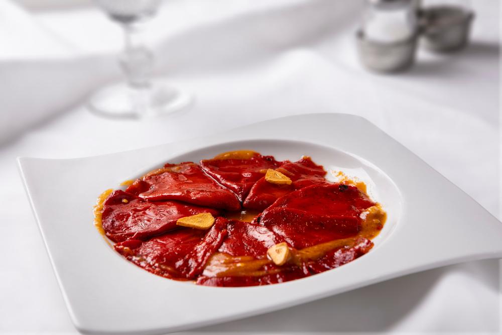 plato de pimientos asados con sofrito de ajos